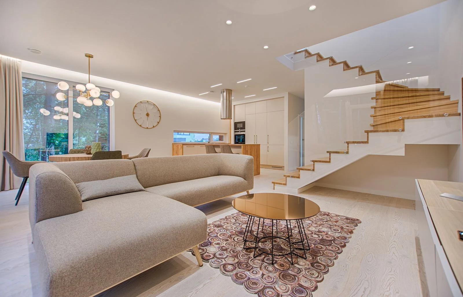Visualización fotorrealista del salón con escalera
