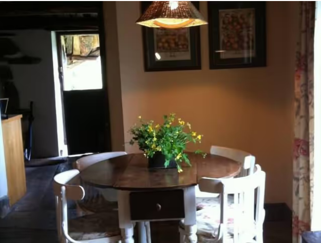 Comedor con una puerta exterior completamente quemada por la luz